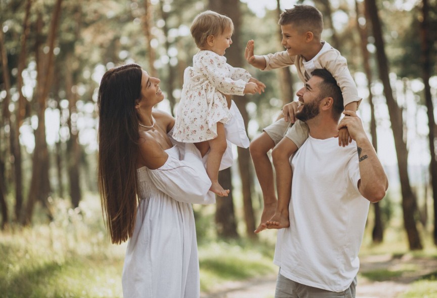 hogar eficiente o familia ahorrando energía